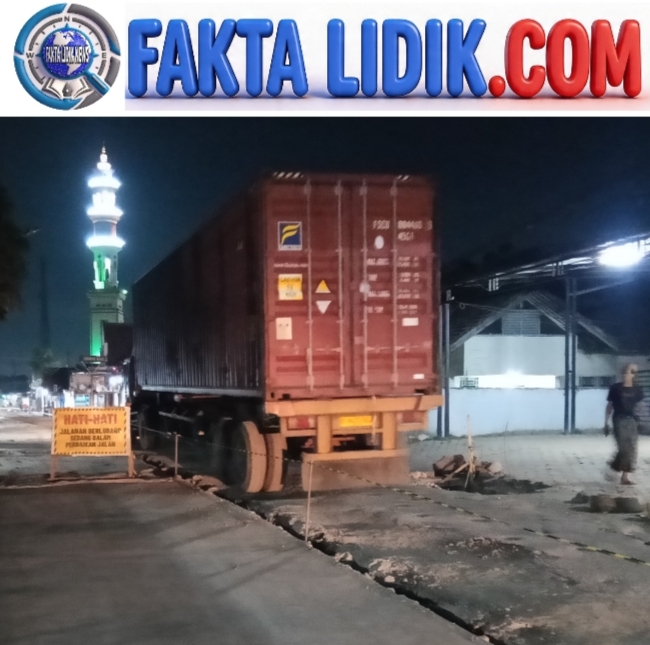 Truk Trailer Ngotot Lintasi Jalan Raya Pakuhaji, Warga Khawatir Kualitas Pembangunan Jalan Bermasalah