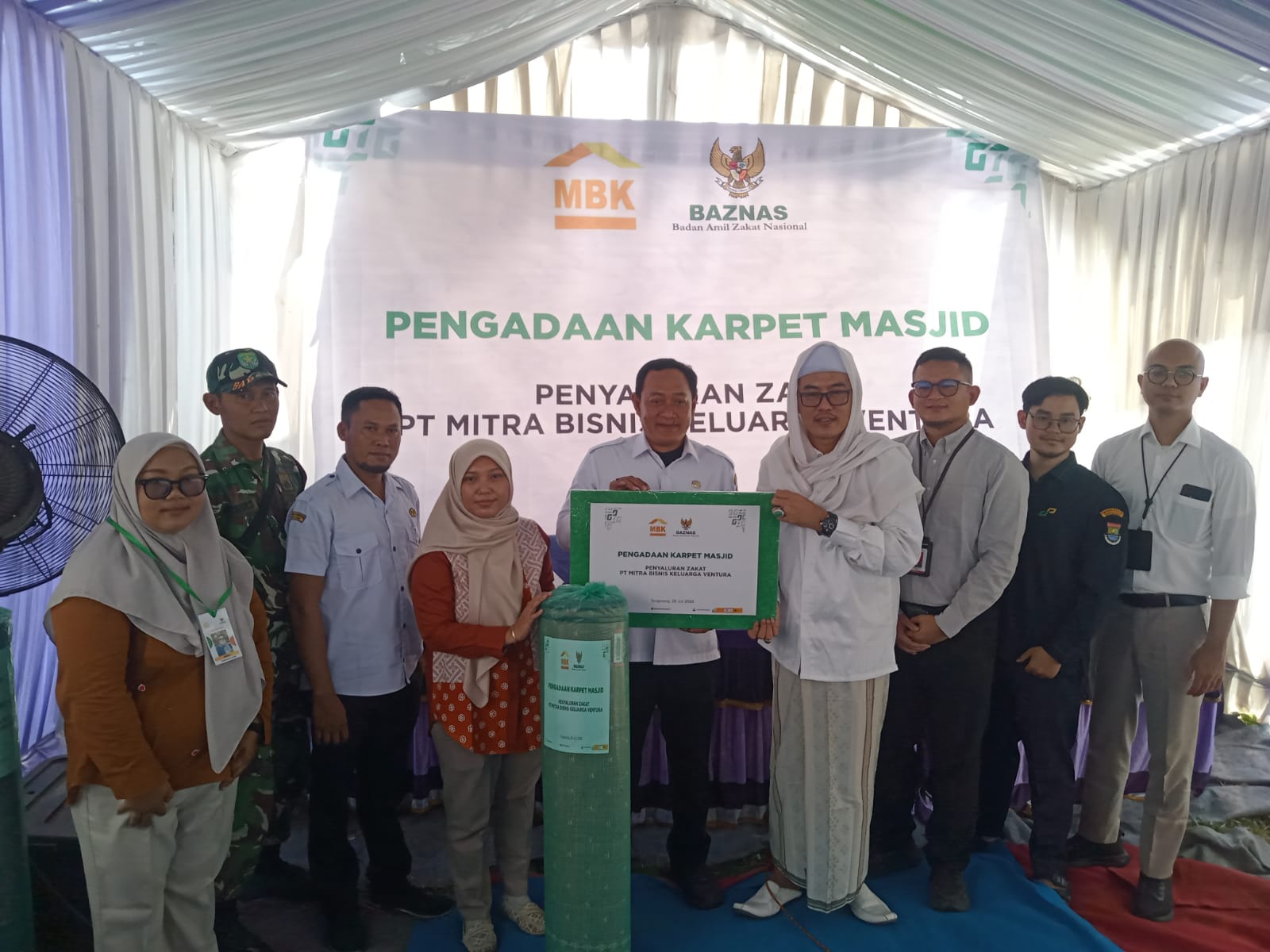 Perkuat Literasi Keuangan Masyarakat, PT MBK Ventura Salurkan Bantuan Karpet Masjid di Pakuhaji