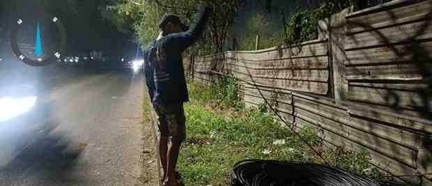 Diduga Tanpa Izin, Pemasangan Kabel Udara Provider Starlet Berlangsung Dini Hari, Berpotensi Langgar Aturan Daerah